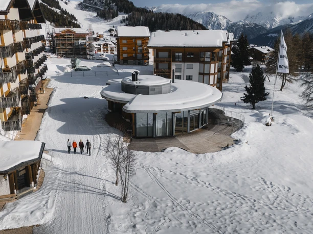 Das Gebäude ist ganzjährig – im Sommer wie im Winter – problemlos erreichbar.