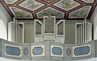 Blick auf die Empore, die Orgel und die Kassettendecke in der Kirche
