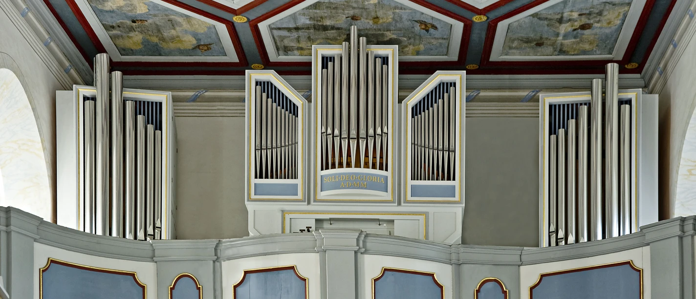 Jehmlich-Orgel-Kassettendecke.jpg Blick auf die Empore, die Orgel und die Kassettendecke in der Kirche