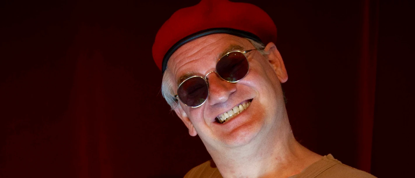 Ausbilder Schmidt in Pilsum Comedian Ausbilder Schmidt mit roter Mütze und Leuchtturm-Requisite auf der Bühne