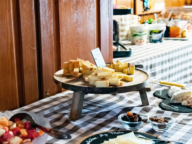 Berggasthaus%20Rigi-Scheidegg_K%C3%A4sebuffet%20Sonntags%20Brunch_Sport%20Magazine.jpg