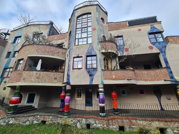 Hunderwasserhaus Frontansicht_2023_BS.jpg