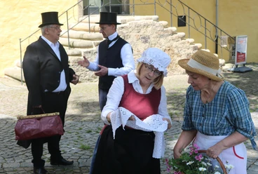Stadtführung Zaubertrank Darsteller in historischer Kleidung bei Stadtführung auf dem Marktplatz Lübbecke