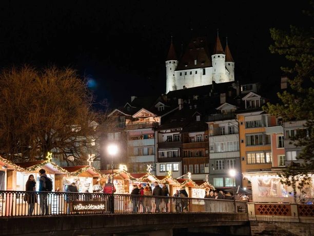 weihnachtsmarkt-thun-stande-bescuher-aare-schloss-thun.jpg
