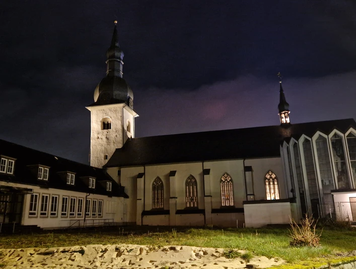 St Walburga Kirche Meschede abends