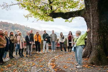 Stadtfuehrung Burgdorf Gruppe auf Schlossterrasse Johanna bern welcome 2