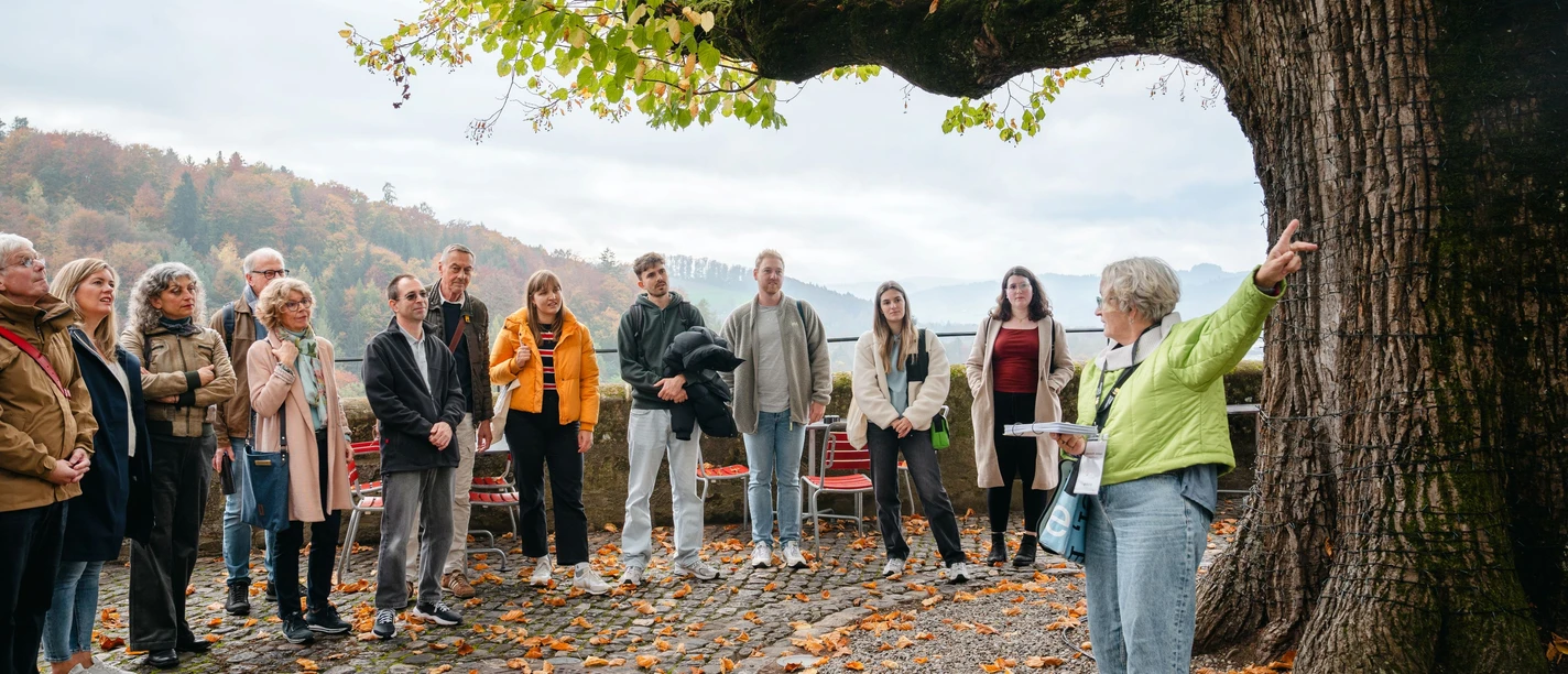 Stadtfuehrung Burgdorf Gruppe auf Schlossterrasse Johanna bern welcome 2