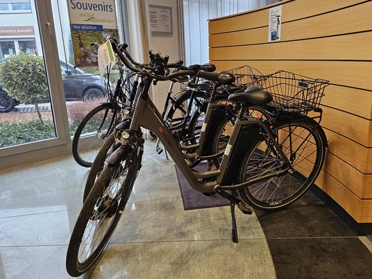E‑Bike‑Verleih der Tourist Information Bad Westernkotten E‑Bikes des Fahrradverleihs der Tourist Information Bad Westernkotten, bereit für Radtouren in der Umgebung.