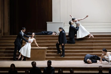 Cecilia Bartoli (Mitte) in «Orfeo ed Euridice» © Monika Rittershaus