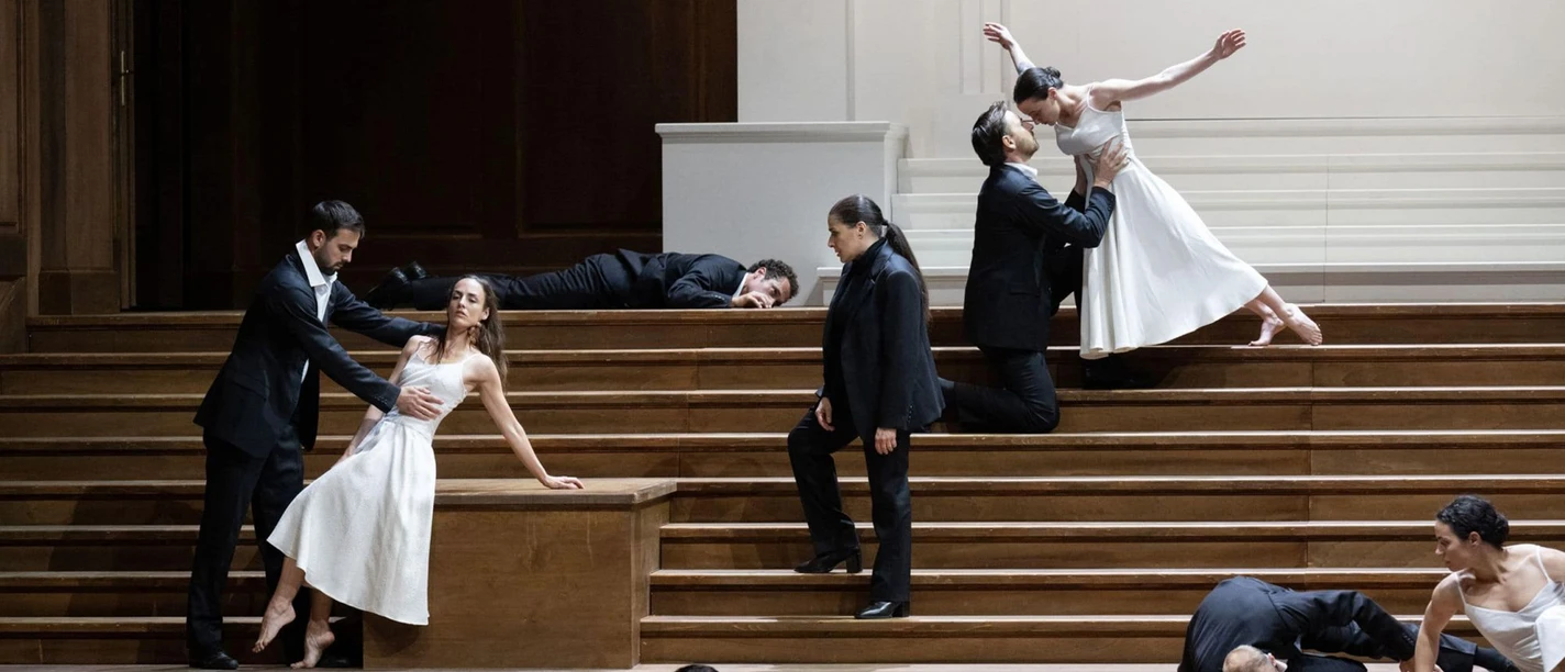 Cecilia Bartoli (Mitte) in «Orfeo ed Euridice» © Monika Rittershaus