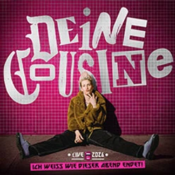 Person sitzt vor pinker Wand mit großem Schriftzug Deine Cousine und Live 2026 Hinweis
