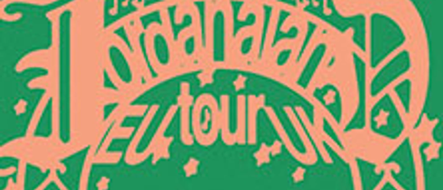 Grafisches Logo mit pfirsichfarbenem Tourtitel als Torbogen auf grünem Hintergrund