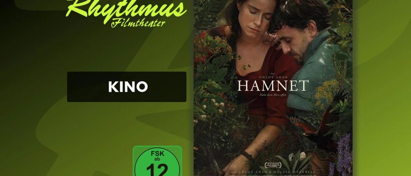 Filmplakat Hamnet: Frau und Mann eng umschlungen zwischen Pflanzen, düstere Stimmung
