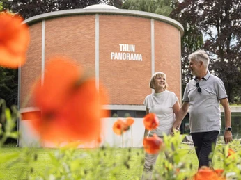 thun-panorama-paar-blumen-aussenansicht.jpg