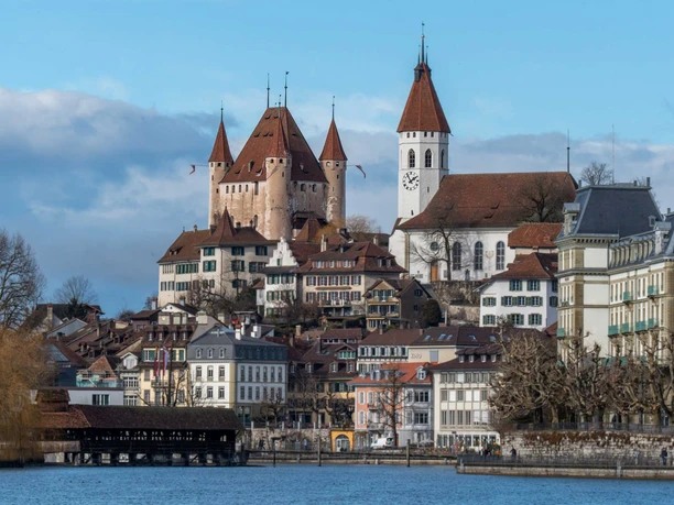 thun-schloss-kireche-stadt-aarequai-winter.jpg