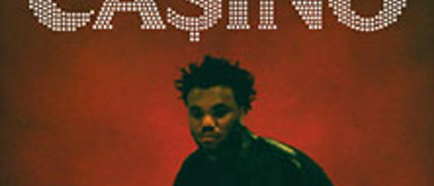 Eine dunkel gehaltene Figur vor rotem Hintergrund mit großem Casino-Schriftzug darüber