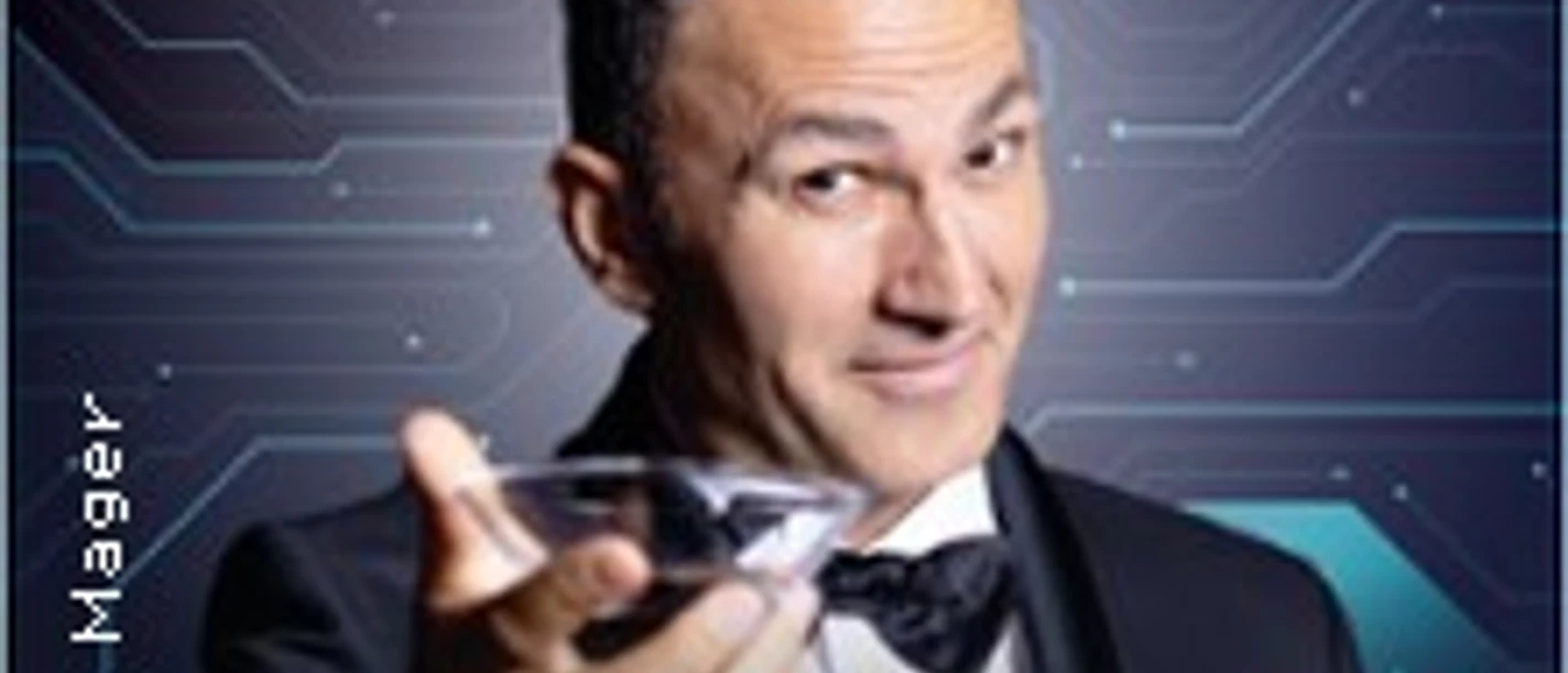 Ein Mann im Smoking hebt ein Cocktailglas vor digital anmutendem Hintergrund.