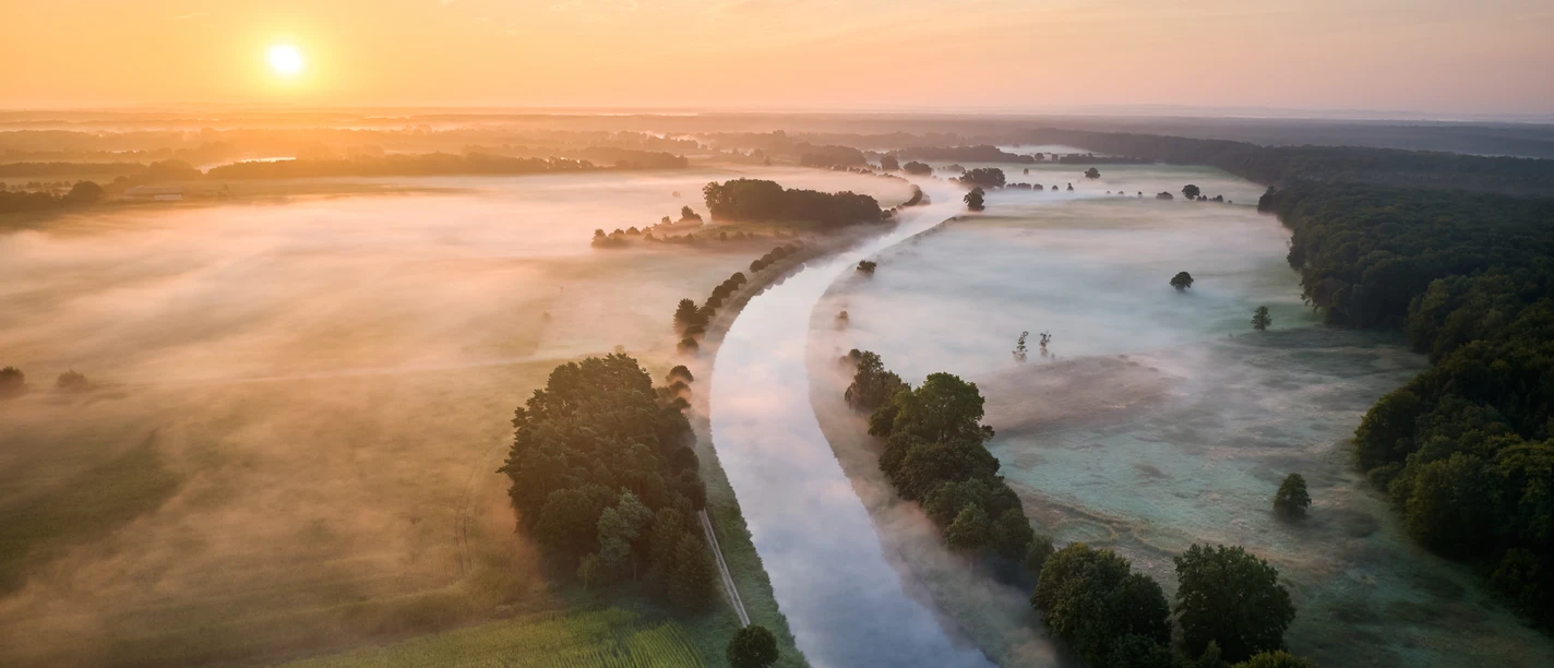 Luftaufnahme Elbe-Lübeck-Kanal Luftaufnahme des Elbe-Lübeck-Kanals bei Sonnenaufgang und Nebel.