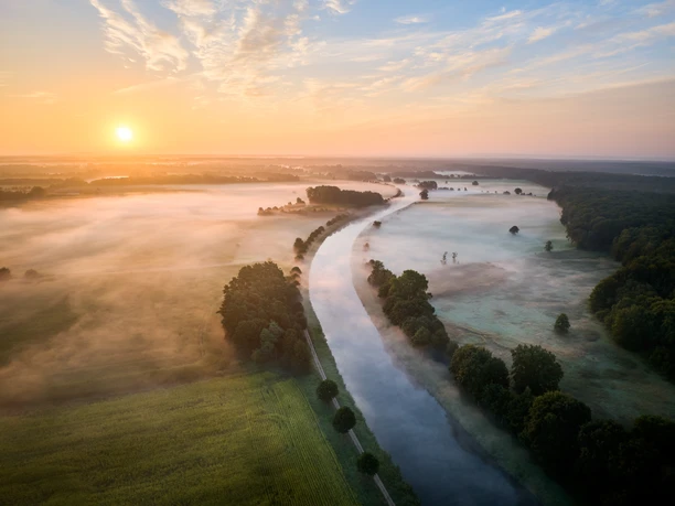 Luftaufnahme des Elbe-Lübeck-Kanals bei Sonnenaufgang und Nebel.