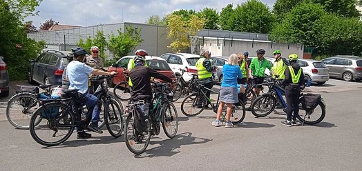 Radfahrende treffen sich mit Rädern auf einem Parkplatz zur ADFC-Tour durchs Passadetal