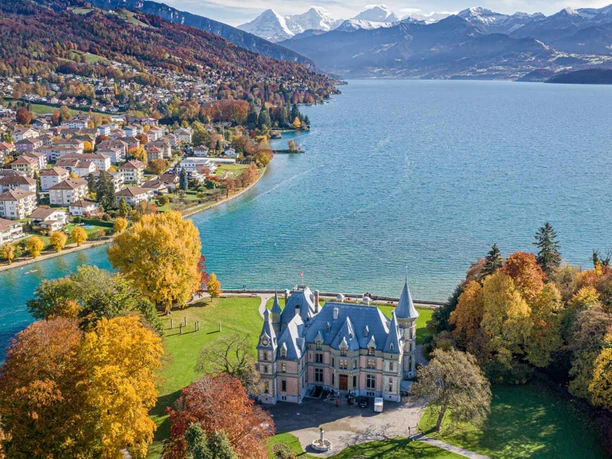 thun-schadau-aare-thunersee-herbst-drohnenbild.jpg