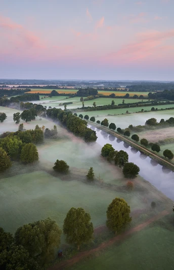 Luftaufnahme Elbe-Lübeck-Kanal Luftaufnahme vom Elbe-Lübeck-Kanal bei Sonnenaufgang. Nebel liegt über den Feldern und der Himmel ist rosa gefärbt.