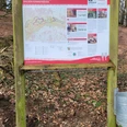 Informationstafel Ahlsen Sonnenbrink mit Wanderkarte am Waldrand in Hüllhorst