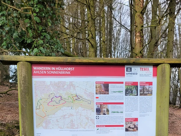 Informationstafel Ahlsen Sonnenbrink mit Wanderkarte am Waldrand in Hüllhorst