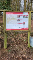 Ahlsen Sonnenbrink Hüllhorst Informationstafel Ahlsen Sonnenbrink mit Wanderkarte am Waldrand in Hüllhorst