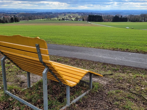 Ausblick Wiehengebirge Gelbe Bank am Wanderparkplatz mit Blick über Felder und weite Hügellandschaft