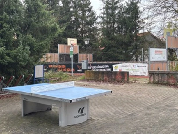 Jugenzentrum Phönix_Innenhof_Tischtennis_Basketball.jpeg Jugenzentrum Phönix_Innenhof_Tischtennis_Basketball.jpeg