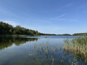 Zwei Menschen paddeln in einem Kanu über den Küchensee bei Groß Zecher.