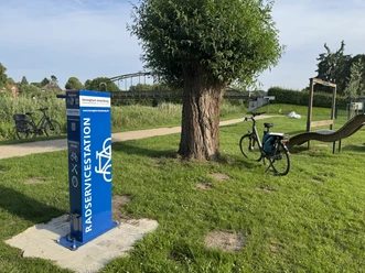 Radservicestation Berkenthin am Rastplatz am Kanal Ein Rastplatz bei Berkenthin am Elbe-Lübeck-Kanal. Dort steht eine Radservicestation zum selbst bedienen.
