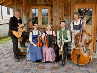 Auerschmied Musi Volksmusik.jpg Volksmusikgruppe in Tracht mit Instrumenten