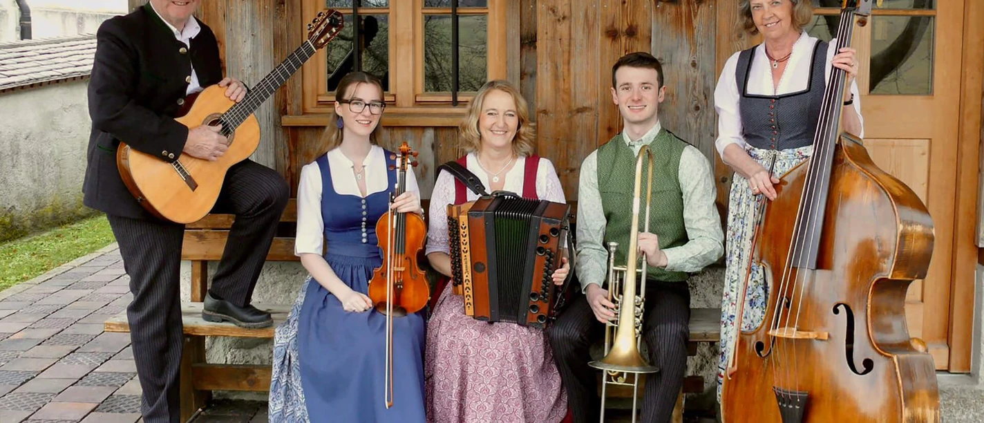 Auerschmied Musi Volksmusik.jpg Volksmusikgruppe in Tracht mit Instrumenten