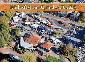 Kürbisfest.png Luftaufnahme vom Kürbisfest mit Marktständen und vielen Kürbissen auf dem Marktplatz