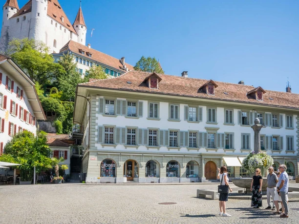 stadtfuehrungen-thun-rathausplatz-brunnen-schloss-sommer.jpg