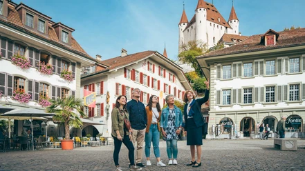 stadtfuehrung-thun-rathausplatz-gruppe-schloss-thun-sommer.jpg