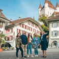 stadtfuehrung-thun-rathausplatz-gruppe-schloss-thun-sommer.jpg