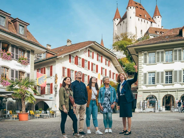 stadtfuehrung-thun-rathausplatz-gruppe-schloss-thun-sommer.jpg