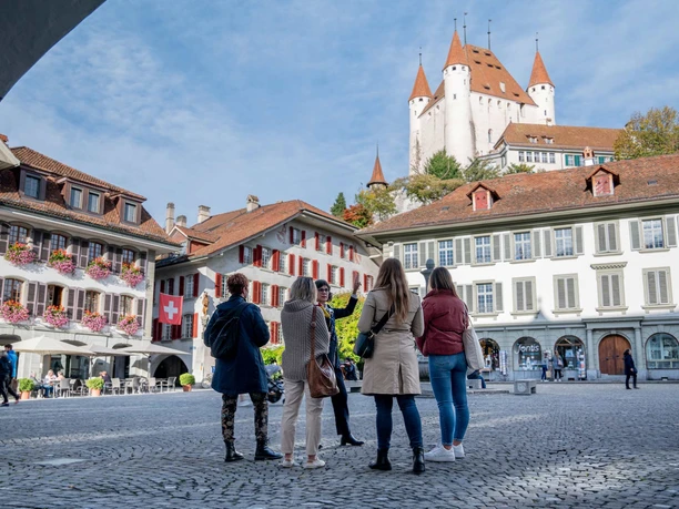 gruppe-fuhrung-stadt-thun-rathausplatz-schloss.jpg