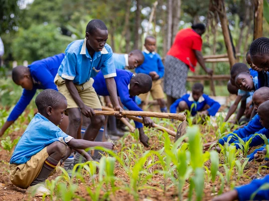 Arbeit im Schulgarten Copyright: Fastenaktion / Saruni, Eyeris Communications