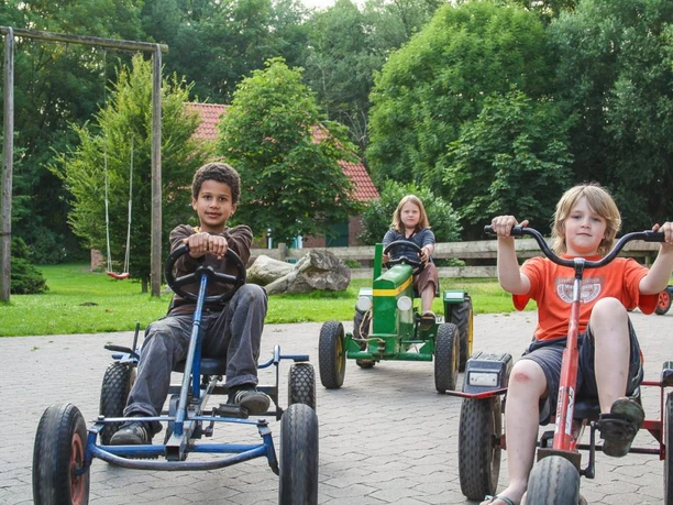 Kettcar.jpg Kinder auf Kettcars auf Hof Marienthal im Nordseebad Otterndorf