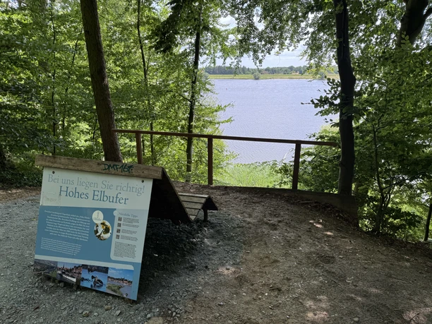 Blick auf die Elbe vom Hohen Elbufer Blick auf die Elbe vom Hohen Elbufer. Eine Liege lädt zur entspannten Pause im Schatten ein.
