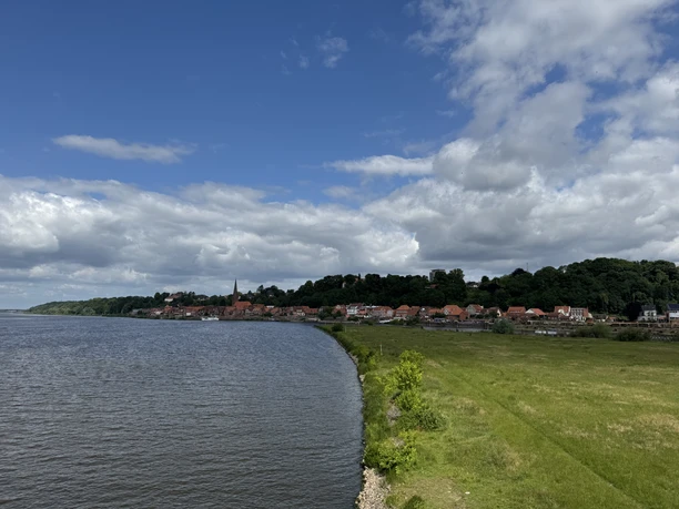 Blick auf Lauenburg Ein Blick über die Elbe auf die Stadt Lauenburg.