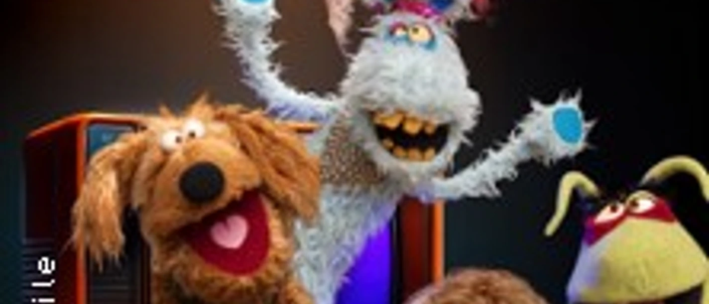 Bunte Puppen vor einem Fernseher mit fröhlichen Posen und humorvollen Ausdrücken.