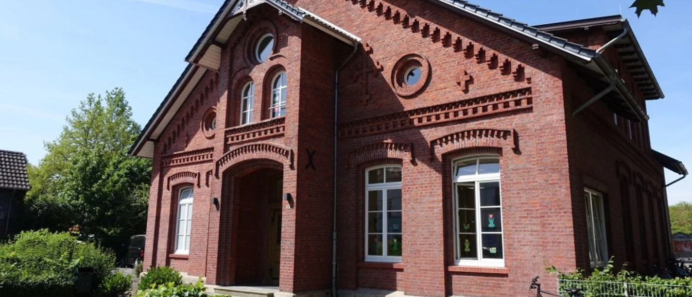 Altstadtschule Historisches Backsteinschulhaus mit Rundbogenfenstern und Fahrrad am Eingang