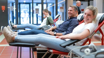Spender auf der Spenderliege Mehrere Personen liegen entspannt auf Liegen und spenden Blut.