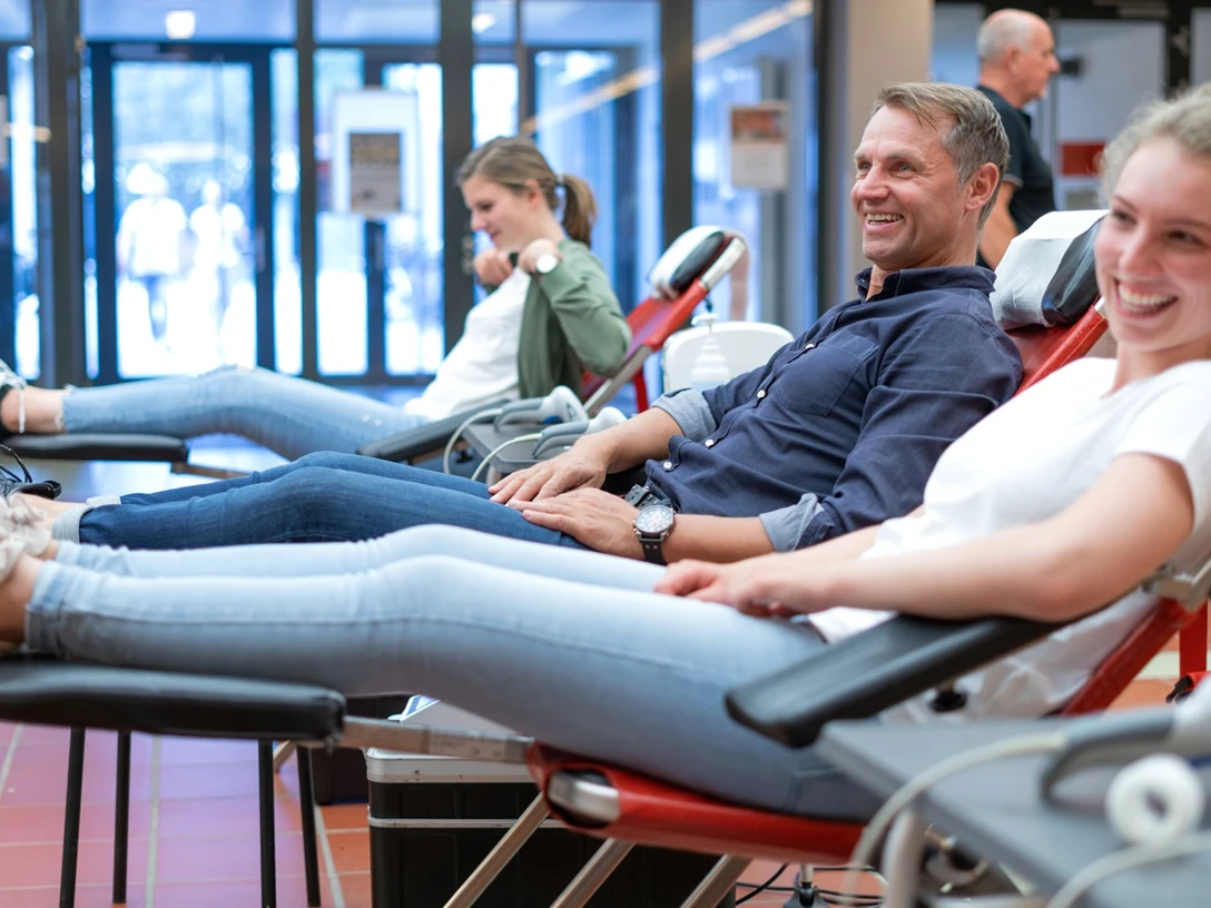 Spender auf der Spenderliege Mehrere Personen liegen entspannt auf Liegen und spenden Blut.
