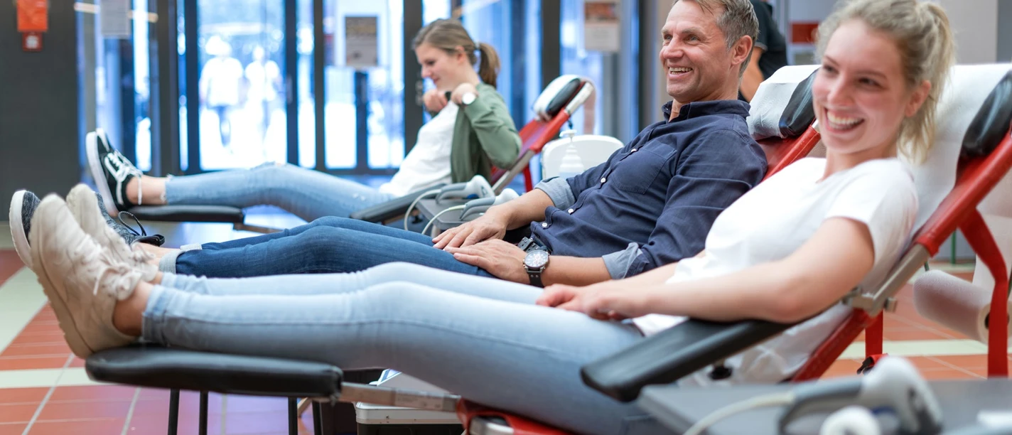 Spender auf der Spenderliege Mehrere Personen liegen entspannt auf Liegen und spenden Blut.
